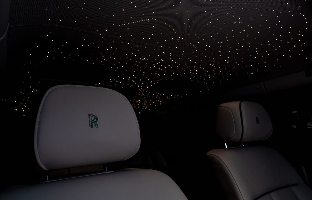 Rolls-Royce a decorat bordul unui Phantom cu 3000 de pene care își schimbă culoarea - Poza 11