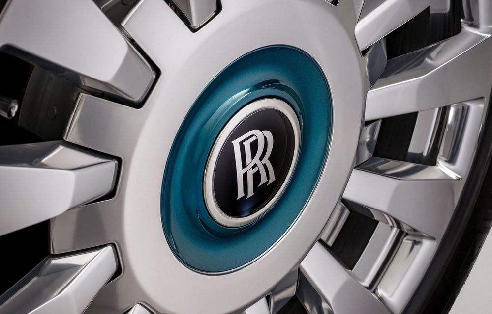 Rolls-Royce a decorat bordul unui Phantom cu 3000 de pene care își schimbă culoarea - Poza 8