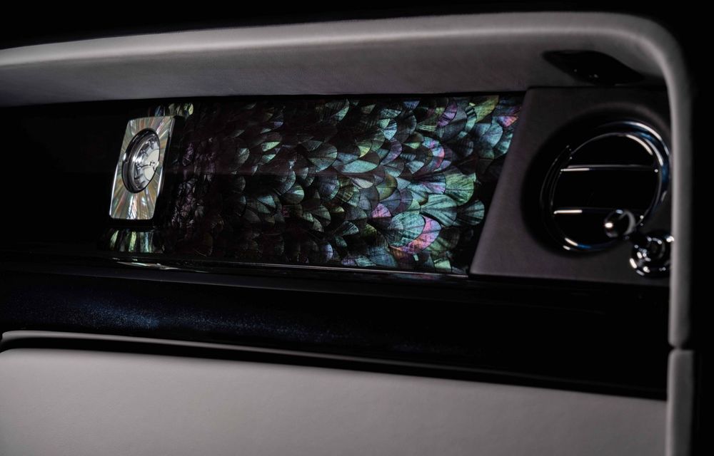 Rolls-Royce a decorat bordul unui Phantom cu 3000 de pene care își schimbă culoarea - Poza 1