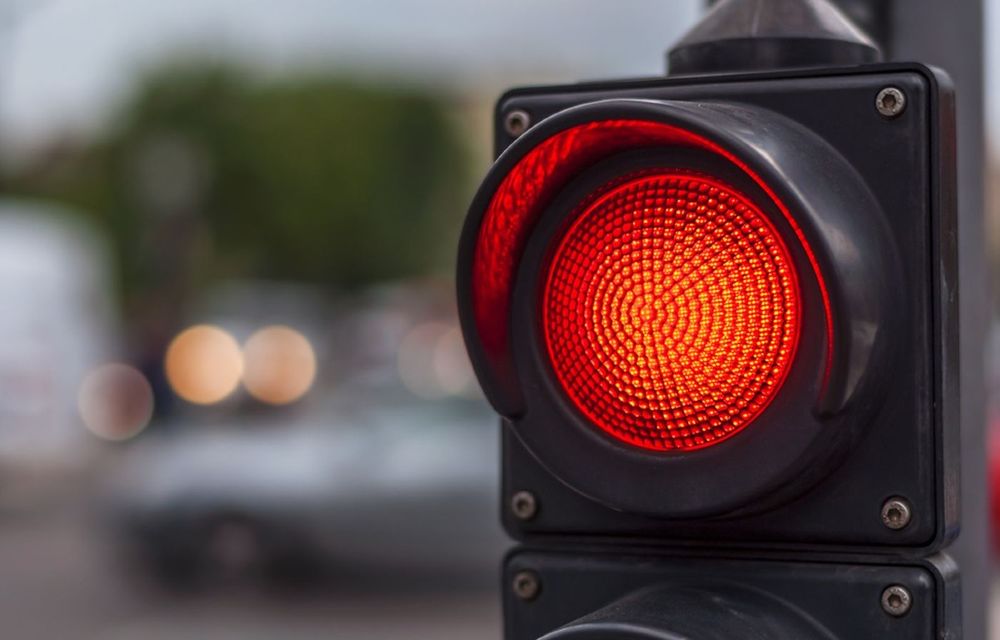 Tot mai mulți șoferi din România ignoră culoarea semaforului și trec pe roșu în mod conștient - Poza 1