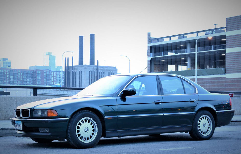 FOTO: Cum arăta un BMW Seria 7 cu dotări standard în anul 1994 - Poza 1