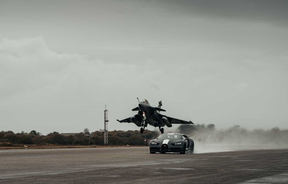 Bugatti Chiron, față în față cu un avion de luptă Rafale pentru o cursă de pus în ramă - Poza 14