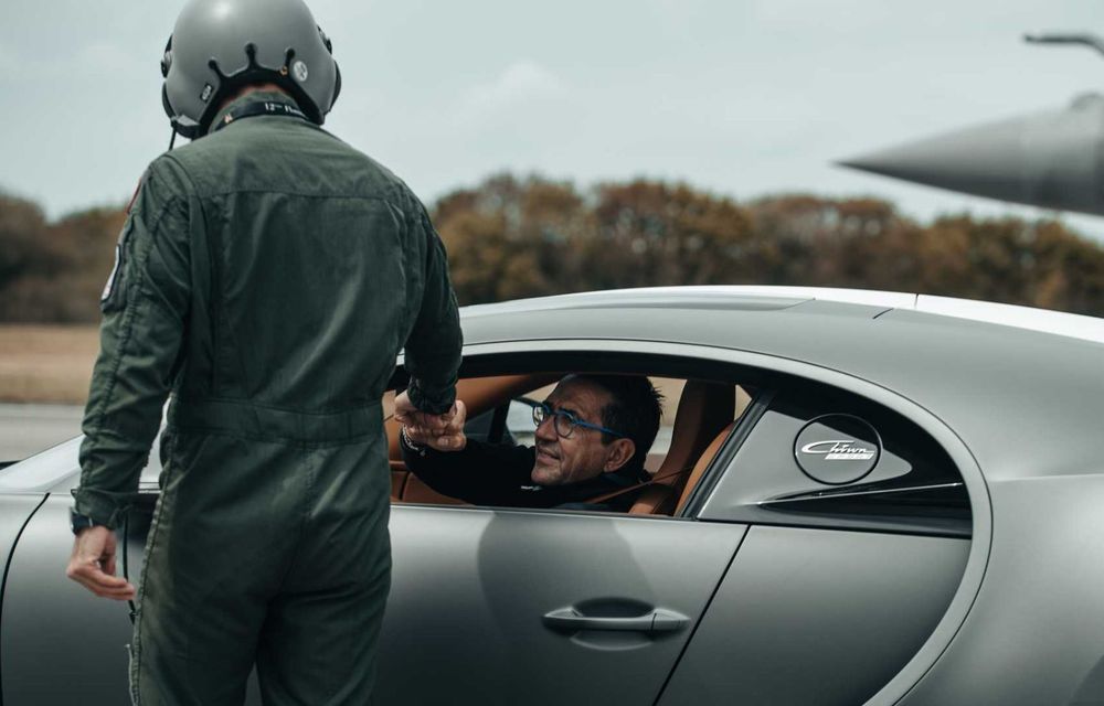 Bugatti Chiron, față în față cu un avion de luptă Rafale pentru o cursă de pus în ramă - Poza 19