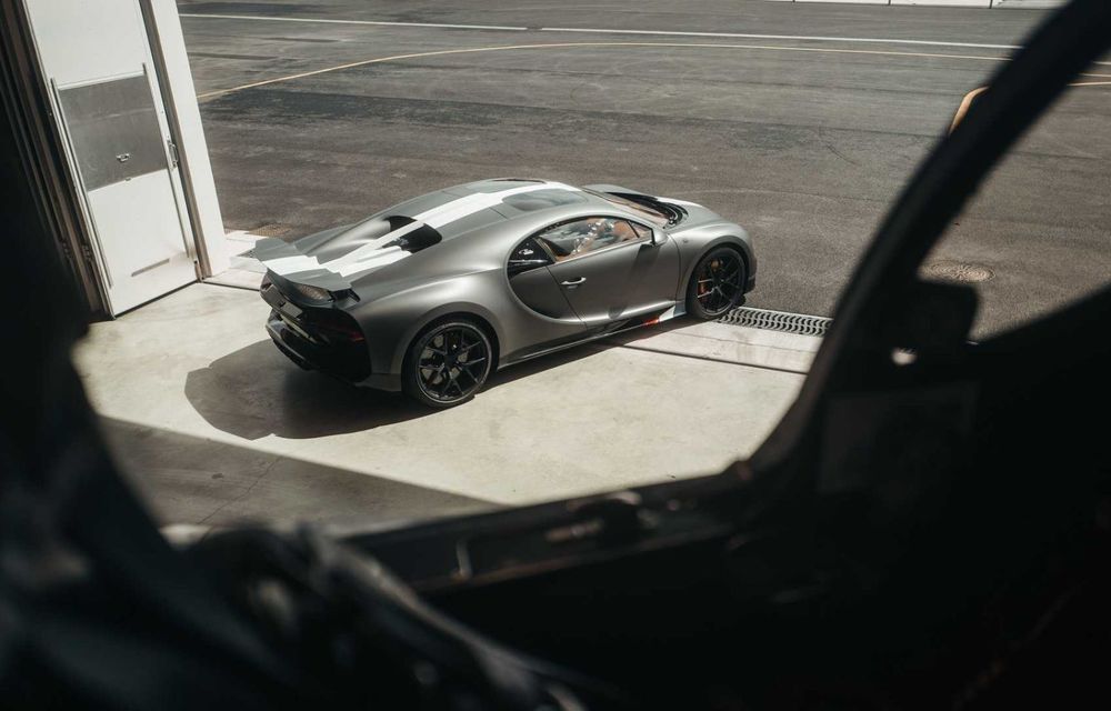 Bugatti Chiron, față în față cu un avion de luptă Rafale pentru o cursă de pus în ramă - Poza 18