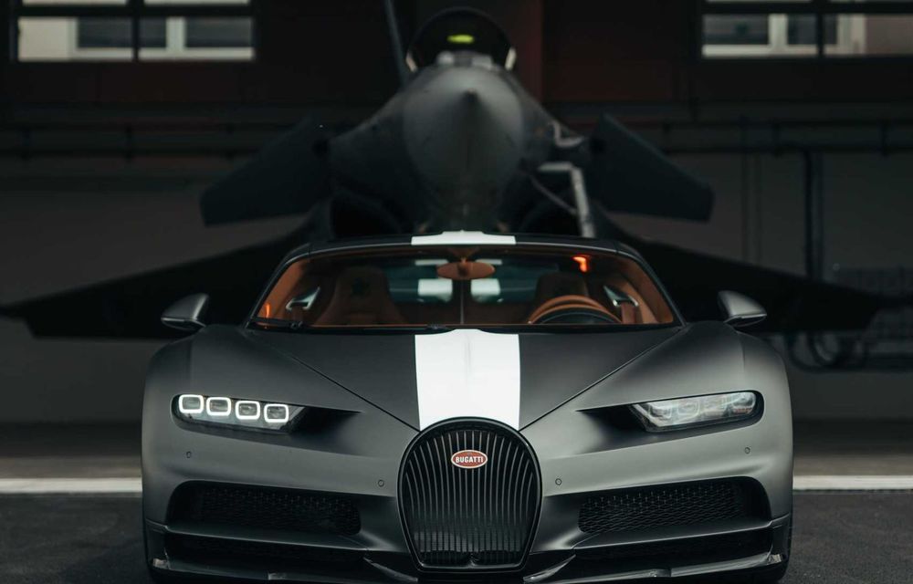 Bugatti Chiron, față în față cu un avion de luptă Rafale pentru o cursă de pus în ramă - Poza 7