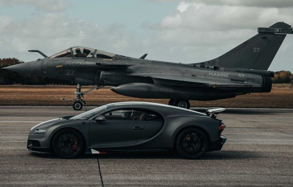 Bugatti Chiron, față în față cu un avion de luptă Rafale pentru o cursă de pus în ramă - Poza 5