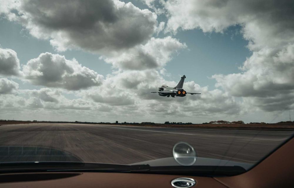 Bugatti Chiron, față în față cu un avion de luptă Rafale pentru o cursă de pus în ramă - Poza 15