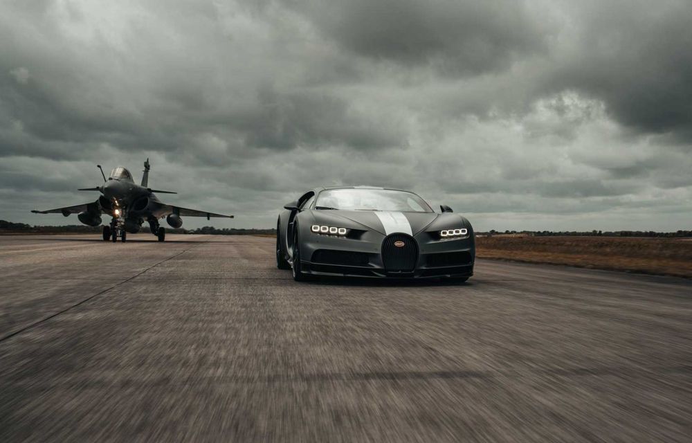 Bugatti Chiron, față în față cu un avion de luptă Rafale pentru o cursă de pus în ramă - Poza 12