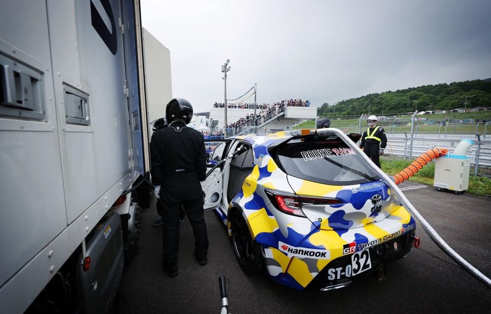O Toyota Corolla alimentată cu hidrogen a concurat într-o cursă de anduranță 24 de ore - Poza 7