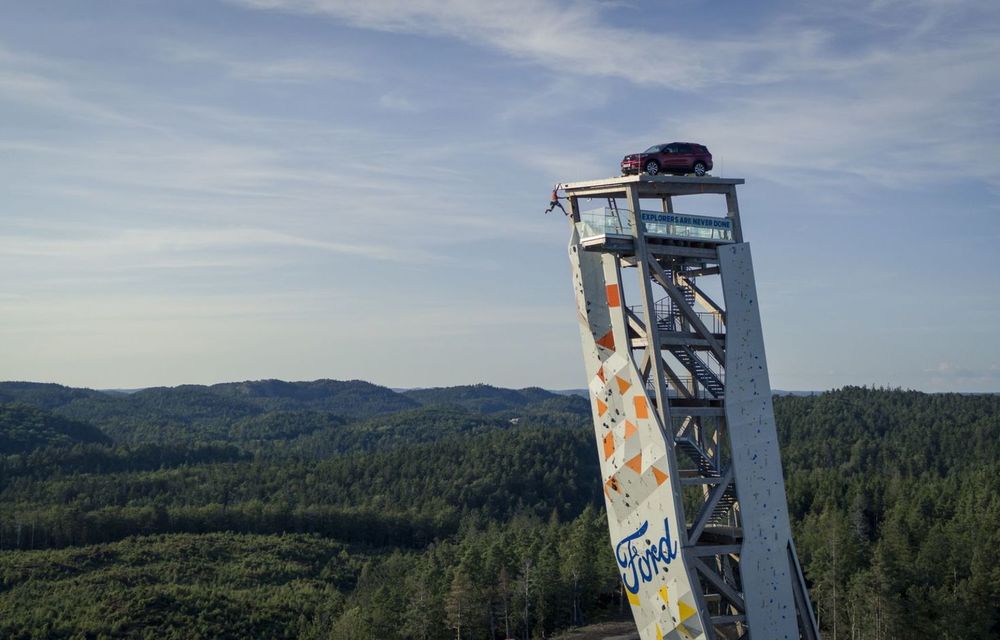 Ford a oferit un Explorer cățărătorului care a ajuns primul în vârful unui turn de 47 de metri - Poza 1