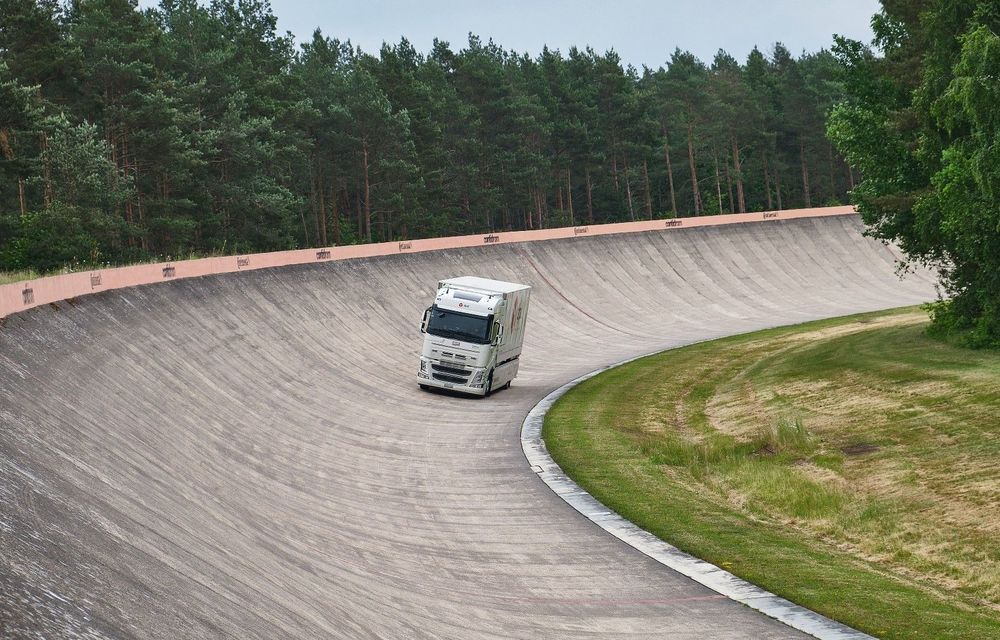 Record mondial: un camion electric a parcurs 1.099 de kilometri cu un “plin” de baterie - Poza 1