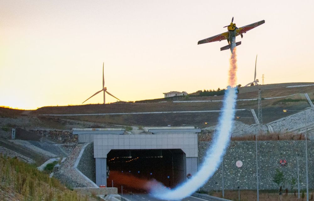 Performanță de Cartea Recordurilor: Italianul Dario Costa a zburat cu avionul prin două tuneluri - Poza 5