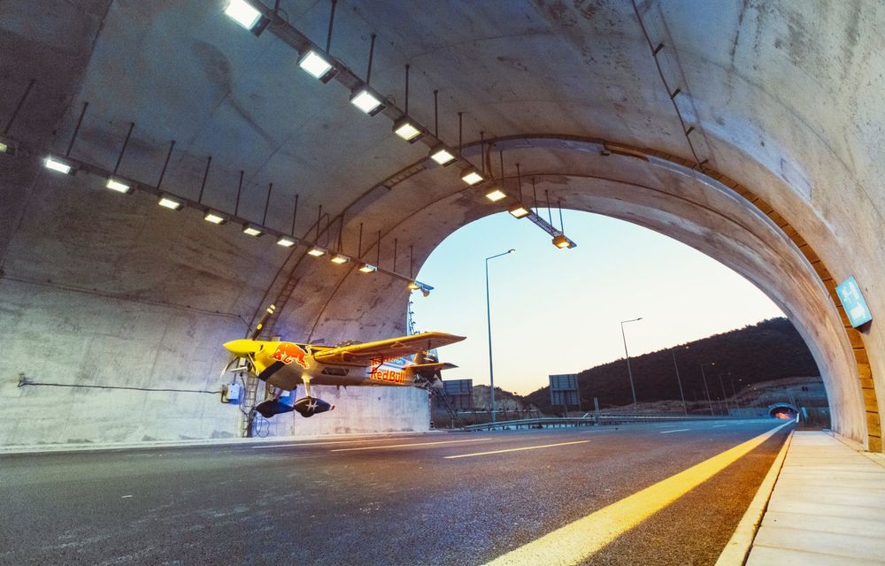 Performanță de Cartea Recordurilor: Italianul Dario Costa a zburat cu avionul prin două tuneluri - Poza 4