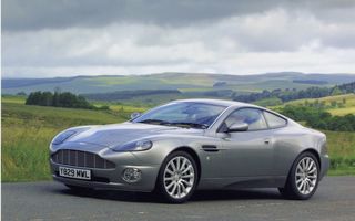 Aston Martin desface șampania: celebrul model Vanquish a împlinit 20 de ani de la debut