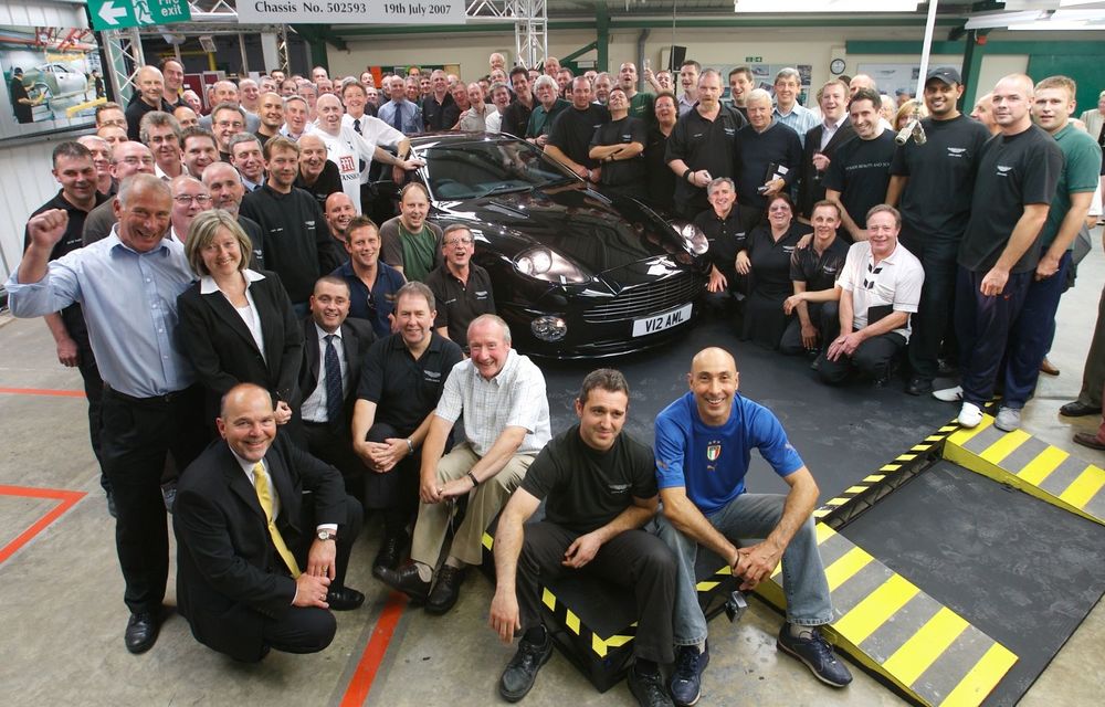 Aston Martin desface șampania: celebrul model Vanquish a împlinit 20 de ani de la debut - Poza 13