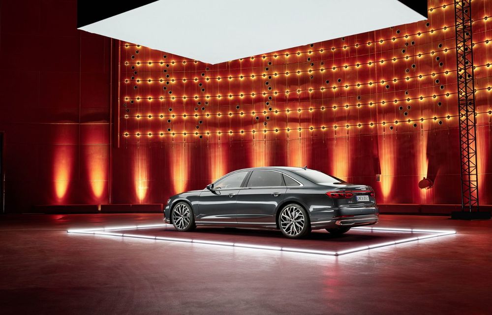 Audi prezintă noul A8 facelift: modificări estetice și, în premieră pe nava amiral, linie exterioară S Line - Poza 14