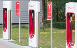 Proiect-pilot în Olanda: Toate mașinile electrice vor putea fi încărcate la rețeaua de stații Tesla