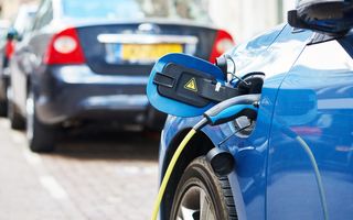 În octombrie, românii au achiziționat mai multe mașini electrificate decât diesel. Pentru a doua lună consecutiv