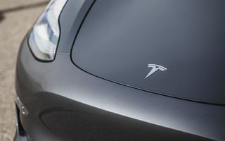 Tesla depășește Mercedes-Benz în America și devine a treia cea mai vândută marcă premium în 2021