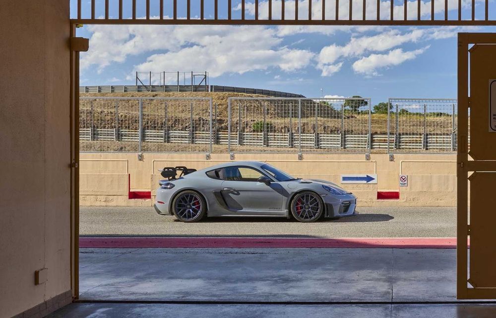 Porsche lansează Cayman GT4 RS, cel mai puternic Cayman produs vreodată - Poza 9