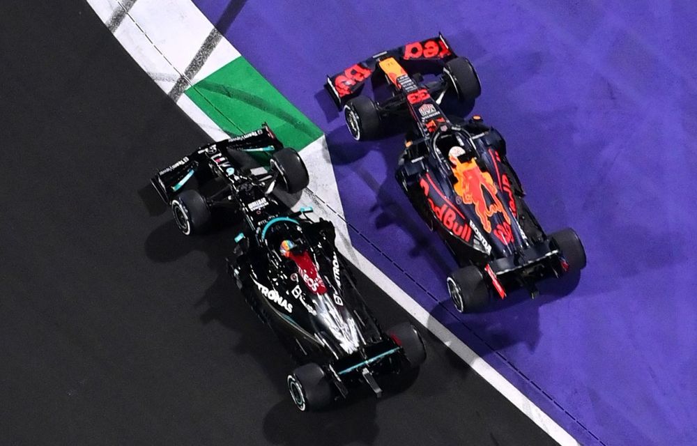 Hamilton câștigă în nocturna de la Jeddah. Verstappen a încheiat cursa pe locul 2 - Poza 5