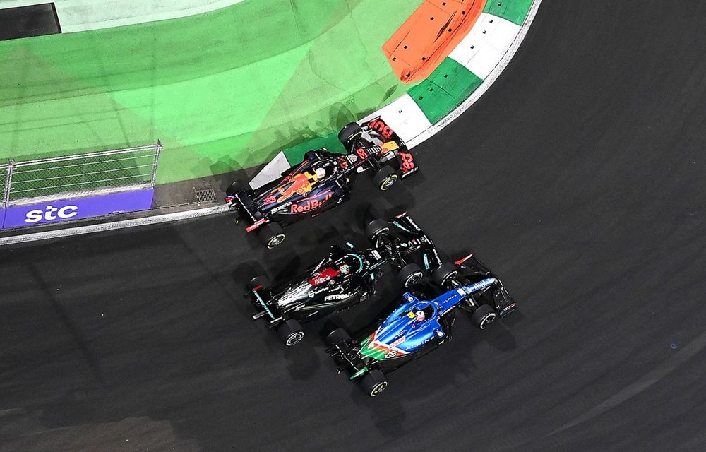 Hamilton câștigă în nocturna de la Jeddah. Verstappen a încheiat cursa pe locul 2 - Poza 2