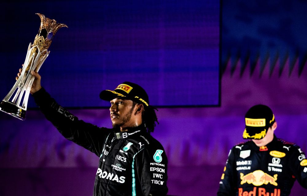 Hamilton câștigă în nocturna de la Jeddah. Verstappen a încheiat cursa pe locul 2 - Poza 1