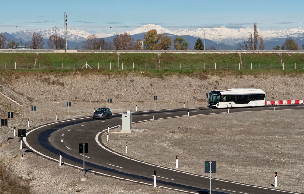 Stellantis a inaugurat 1 km de autostradă care încarcă mașinile electrice în mers - Poza 1