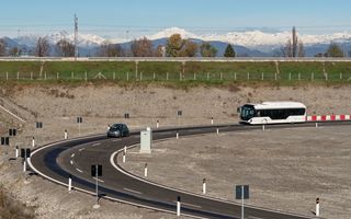 Stellantis a inaugurat 1 km de autostradă care încarcă mașinile electrice în mers