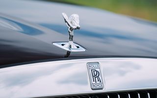 Primul Rolls-Royce electric, surprins în timpul testelor. Ajunge pe piață în 2023
