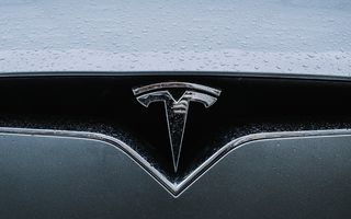 Tesla devine al doilea cel mai mare producător de mașini premium pe piața din SUA
