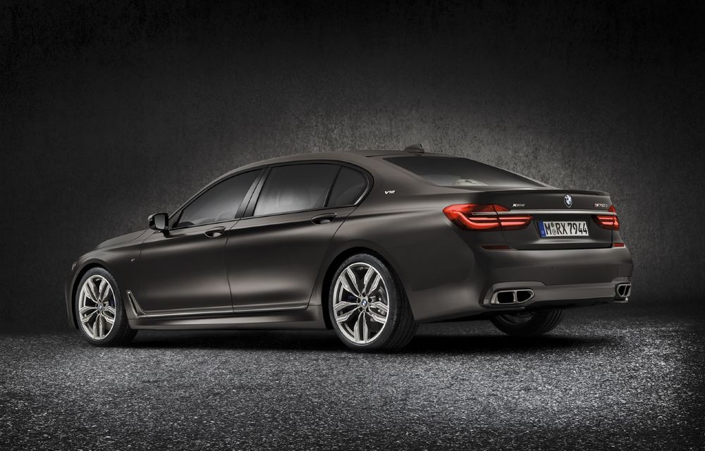 BMW își ia rămas bun de la motorul V12 cu o ediție specială Seria 7: M760i Final V12 - Poza 2