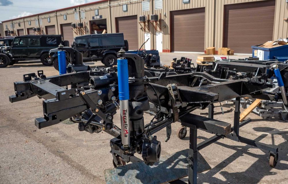 O companie americană montează motoare de Tesla pe Land Rover Defender - Poza 12