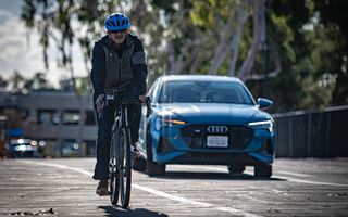Audi lucrează la un sistem care avertizează șoferii de prezența bicicliștilor