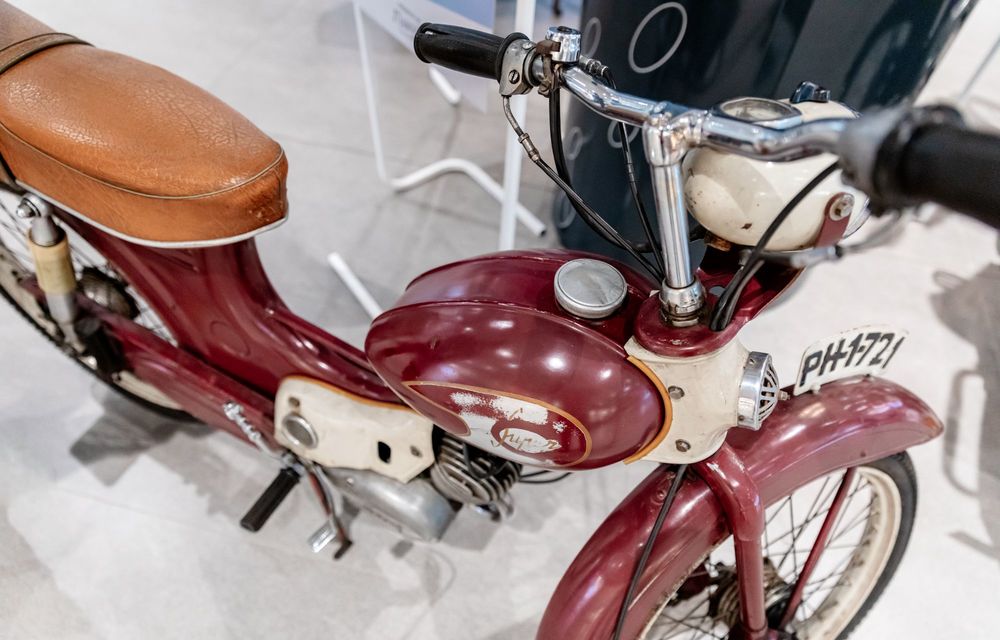 Expoziție de motociclete clasice într-un centru comercial din București - Poza 8