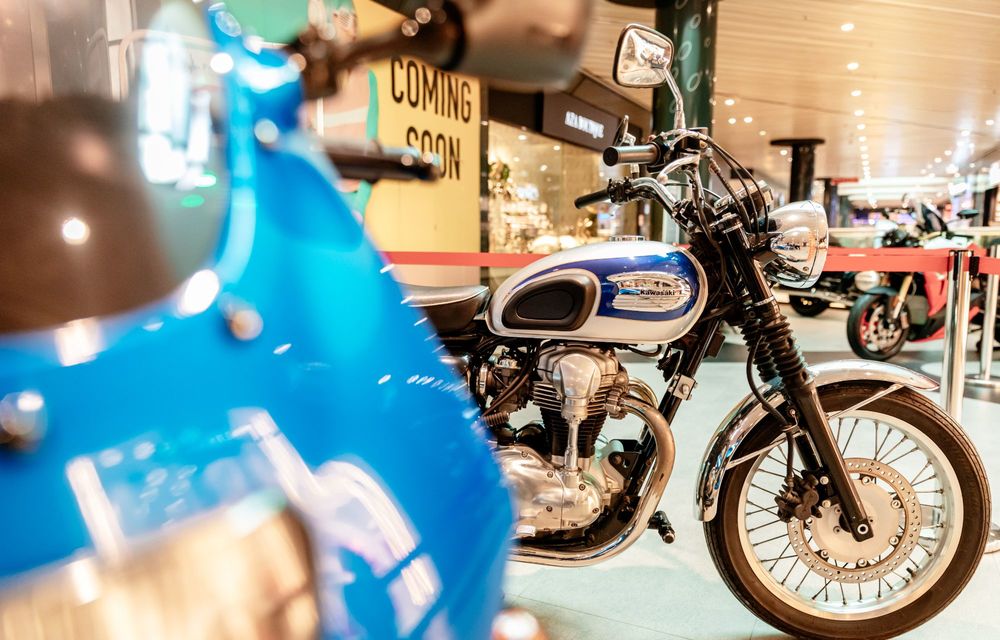Expoziție de motociclete clasice într-un centru comercial din București - Poza 7