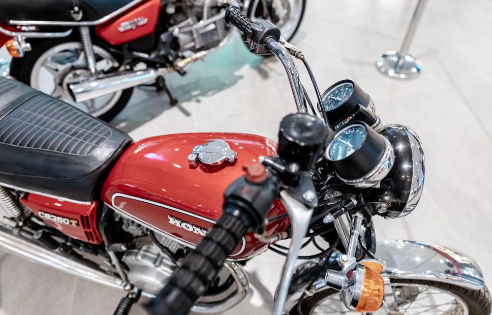 Expoziție de motociclete clasice într-un centru comercial din București - Poza 9