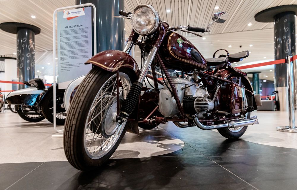 Expoziție de motociclete clasice într-un centru comercial din București - Poza 12