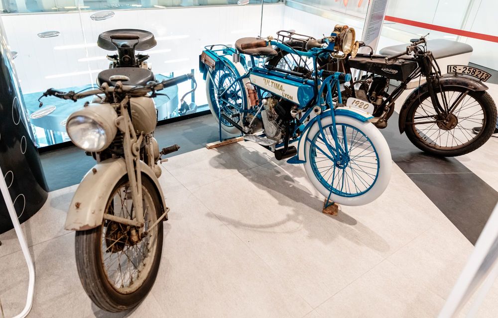 Expoziție de motociclete clasice într-un centru comercial din București - Poza 13