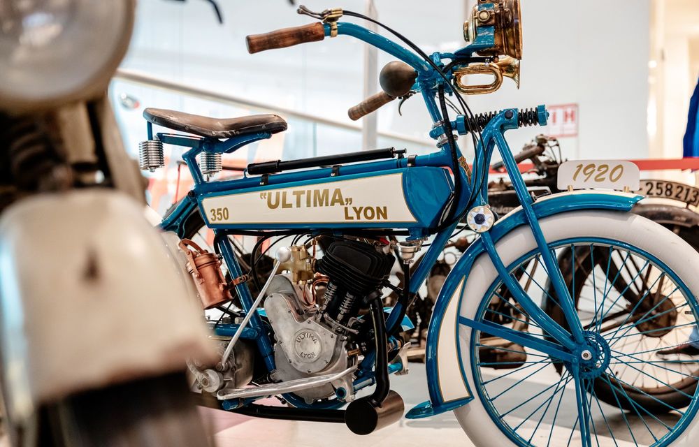 Expoziție de motociclete clasice într-un centru comercial din București - Poza 14
