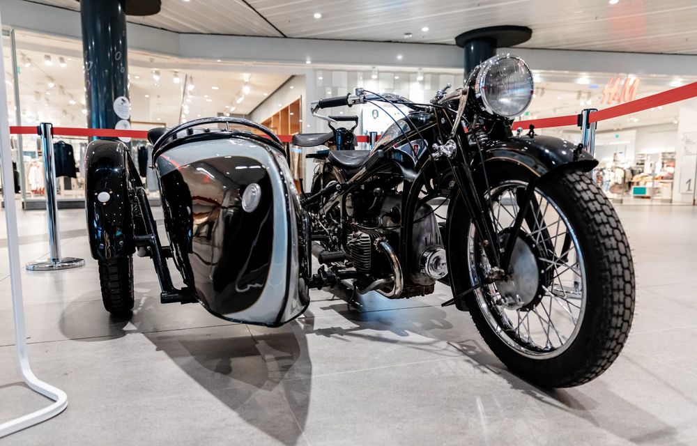 Expoziție de motociclete clasice într-un centru comercial din București - Poza 16