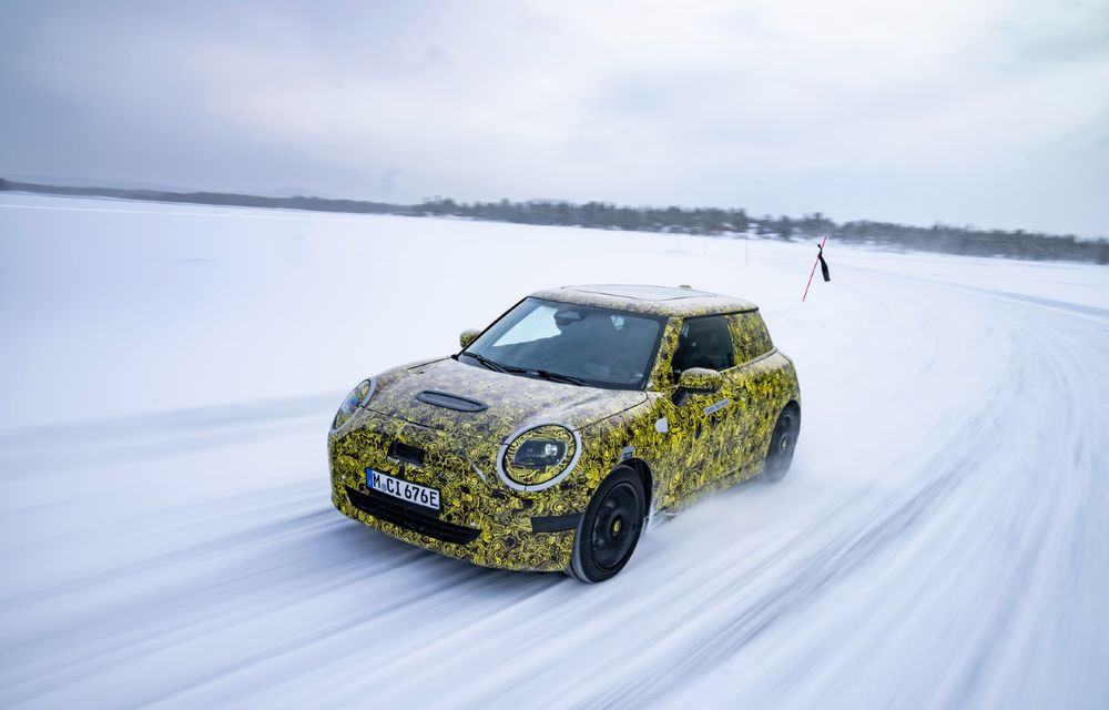 Noua generație Mini, surprinsă în timpul testelor de iarnă. Propulsie electrică și debut în 2023 - Poza 6