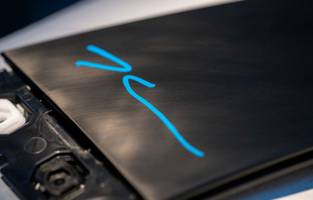 Unicul BMW THE 8 X JEFF KOONS, semnat de artist, vândut cu 436.000 de euro la licitație - Poza 6