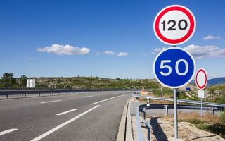 Codul rutier, modificat. Viteza maximă pe drumurile expres, mărită la 120 km/h