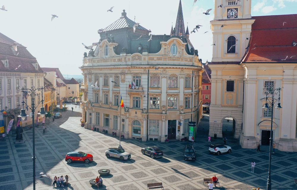 Aventour la feminin 2022, prima zi: Plimbare pe aleea amintirilor la Țiriac Collection și intrare cu fast în Piața Mare din Sibiu - Poza 105