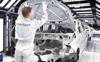 Volkswagen le oferă o recompensă angajaților din Rusia care își părăsesc locul de muncă