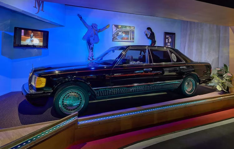 Garajul lui Michael Jackson: o incursiune în colecția de mașini neobișnuite a regelui muzicii pop - Poza 27