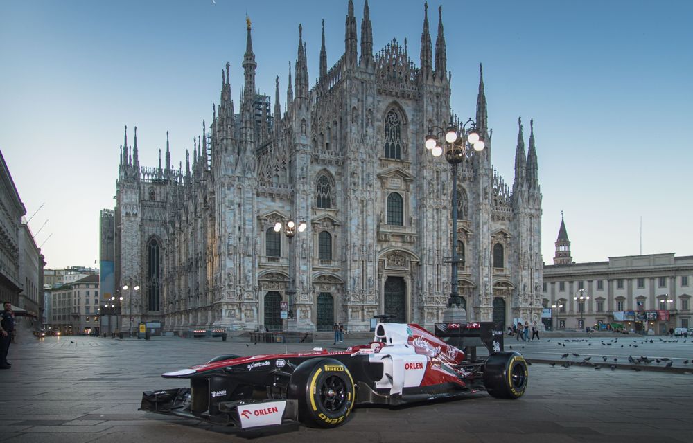 Plimbare aniversară: Valtteri Bottas și monopostul Alfa Romeo F1 pe străzile din Milano - Poza 1