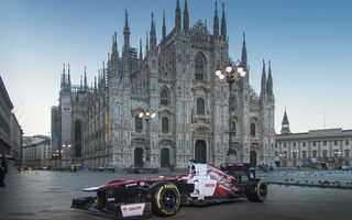 Plimbare aniversară: Valtteri Bottas și monopostul Alfa Romeo F1 pe străzile din Milano