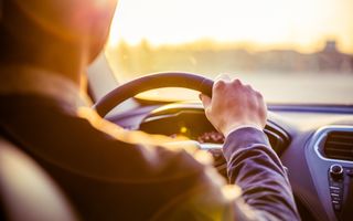STUDIU: Prețurile mari la carburanți îi fac pe șoferi să conducă preventiv